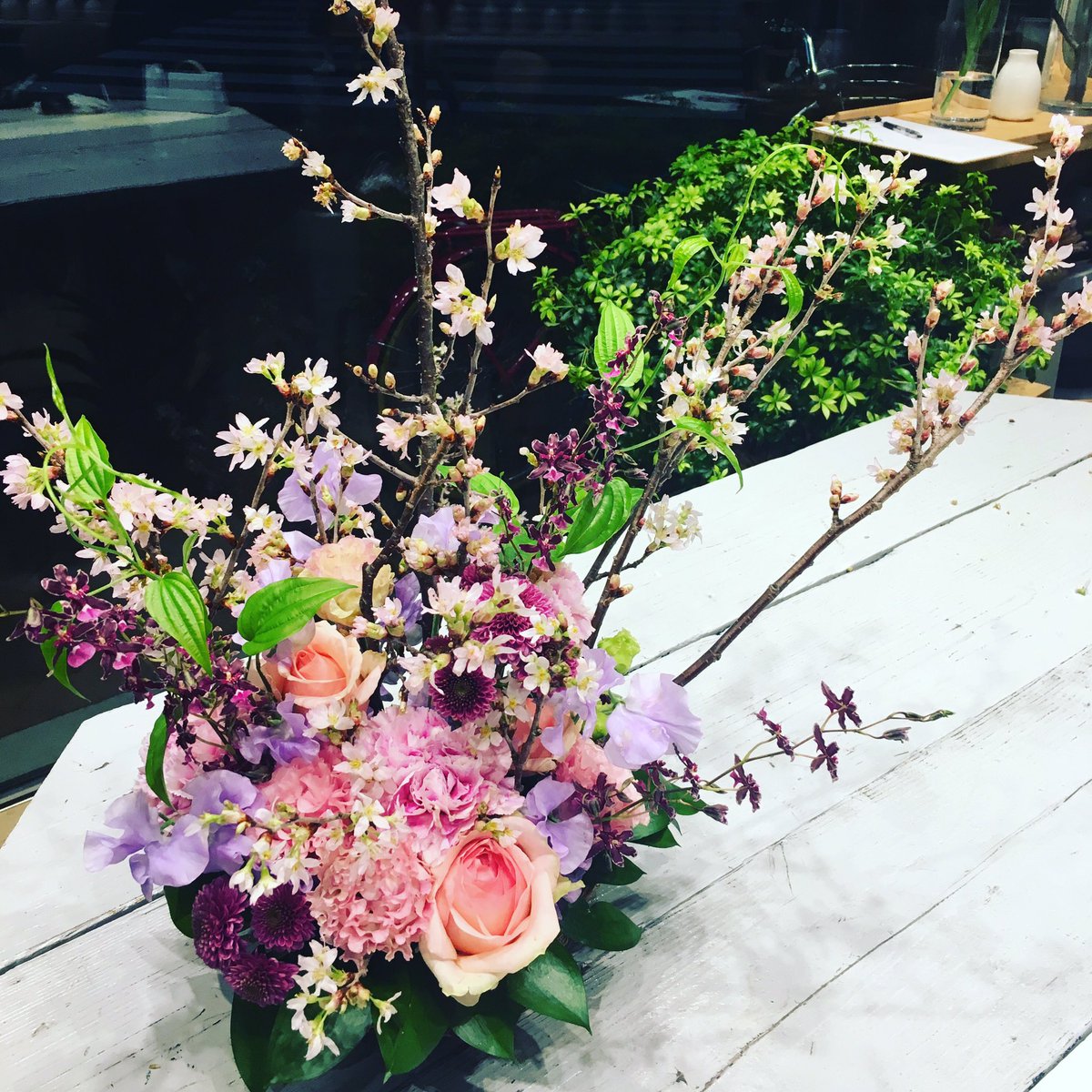 Saori Watanabe 東京は桜が散りはじめていますが 啓翁桜のアレンジを作りました 枝物はアレンジメントより生け花の要素が多いので難しいです バラはジュナ トルコキキョウやジャパンブルーを使っています