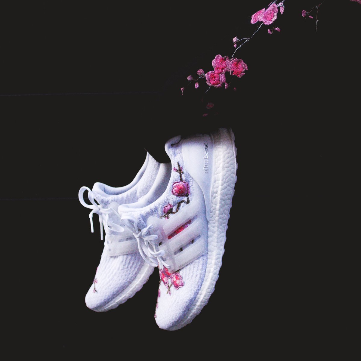Hypebae on X: Summer blooms on a floral YEEZY BOOST 350 V2 Cream White  @officialfre custom.   / X