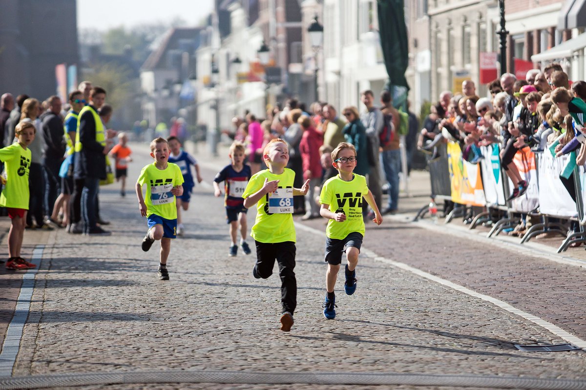 nicodemus46's tweet photo. Vrijstad Vianen Loop, Een Zonnig Sportief Feest Voor Jong En Oud #VVL17 https://t.co/6ePmFCewiB