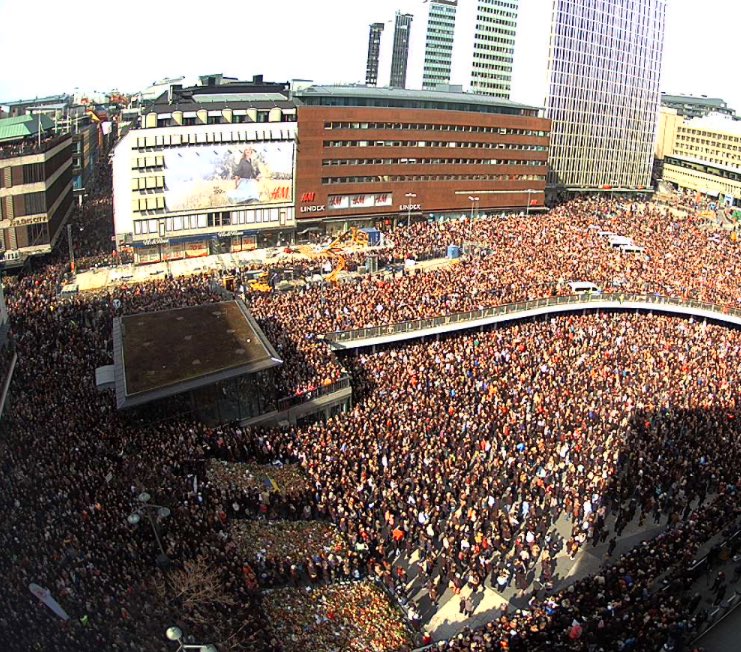 malinbelfrage's tweet photo. Heja Stockholm! Heja Sverige ❤️🇸🇪#kärleksmanifestation #sergelstorg https://t.co/sCWnmuDYtM
