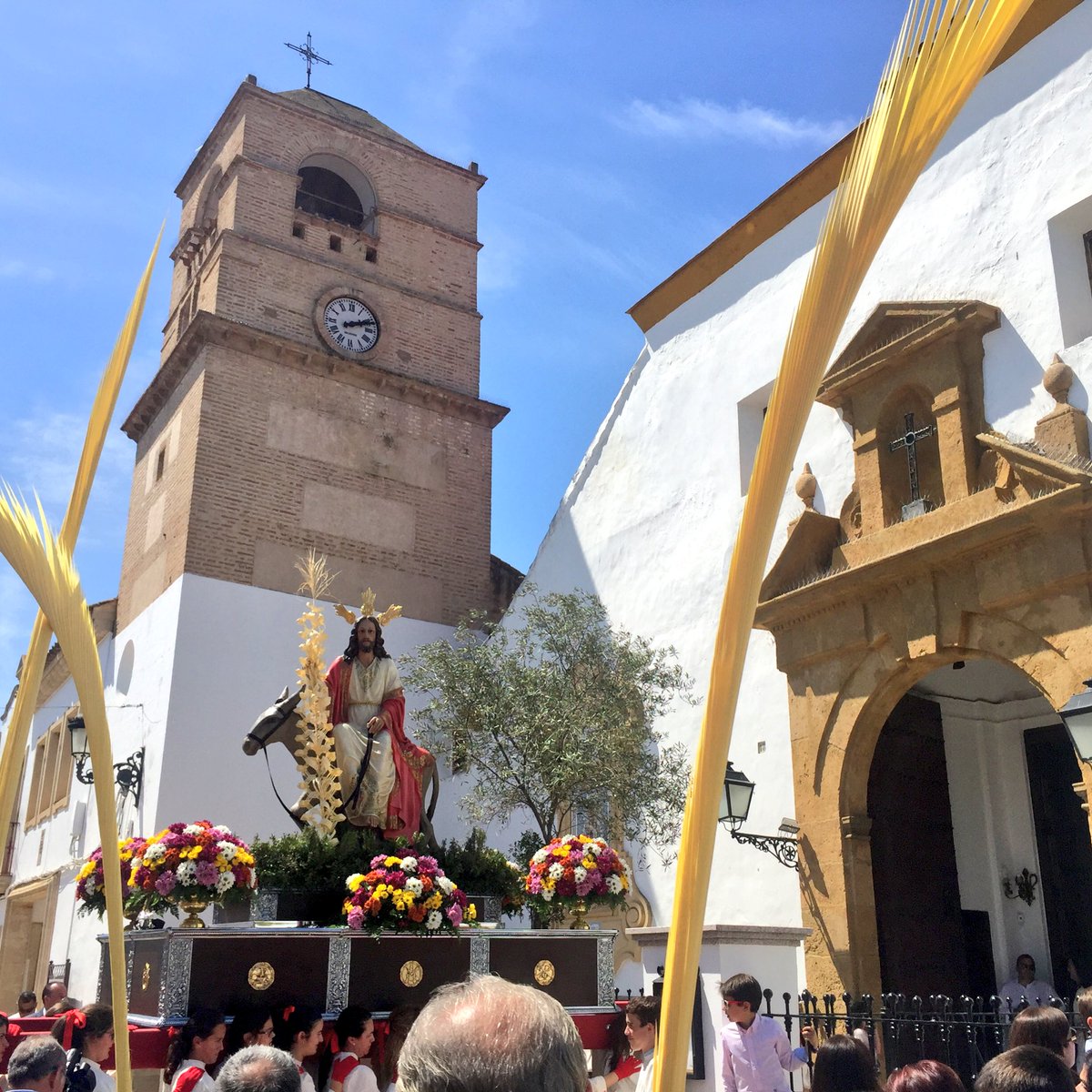 elagupc's tweet photo. Hoy en la procesión del Domingo de Ramos. Felicidades a la hermandad y a la @AM_LosRemedios magnífico día que nos deja imágenes como estas https://t.co/rrQx0EqGKw