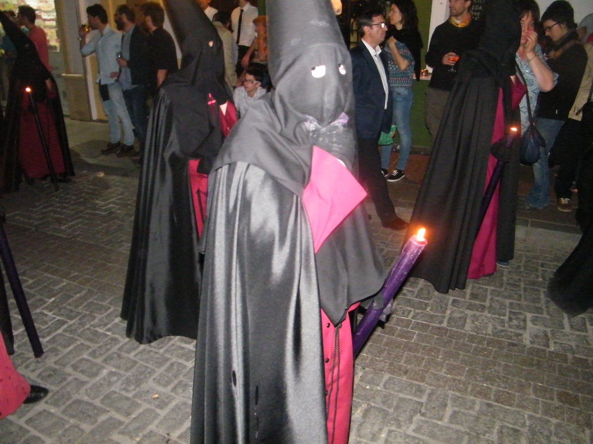 BUENA ESTACIÓN D PENITENCIA PARA LAS HERMANDADES DEL DOMINGO <a href="/PenasdeSantiago/">Penas de Santiago</a> <a href="/HdadelHuerto/">Hdad. Huerto Córdoba</a> <a href="/ESPERANZAHDAD/">Hermandad de la Esperanza</a> @rescatado_cord <a href="/EntrevaralesCOR/">EntrevaralesCórdoba</a>