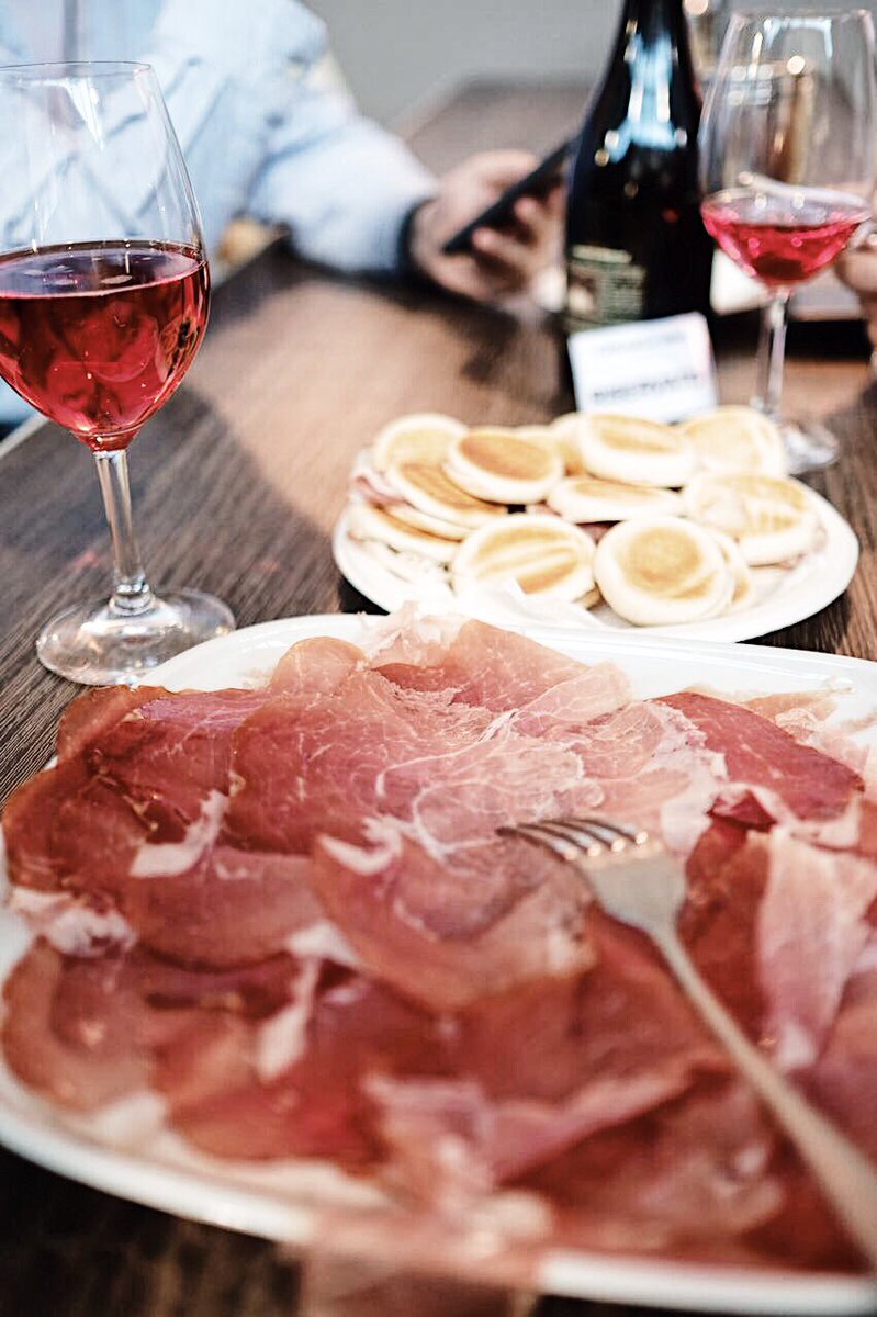studioVitaliano's tweet photo. Cari amici! @ChiarliModena #Sorbara #VecchiaModena a #Vinitaly2017 @CarloVischi @lalessiuccia @andreacasadeiVE @track_myfood @growtheplanet https://t.co/HqrVGWLN7z