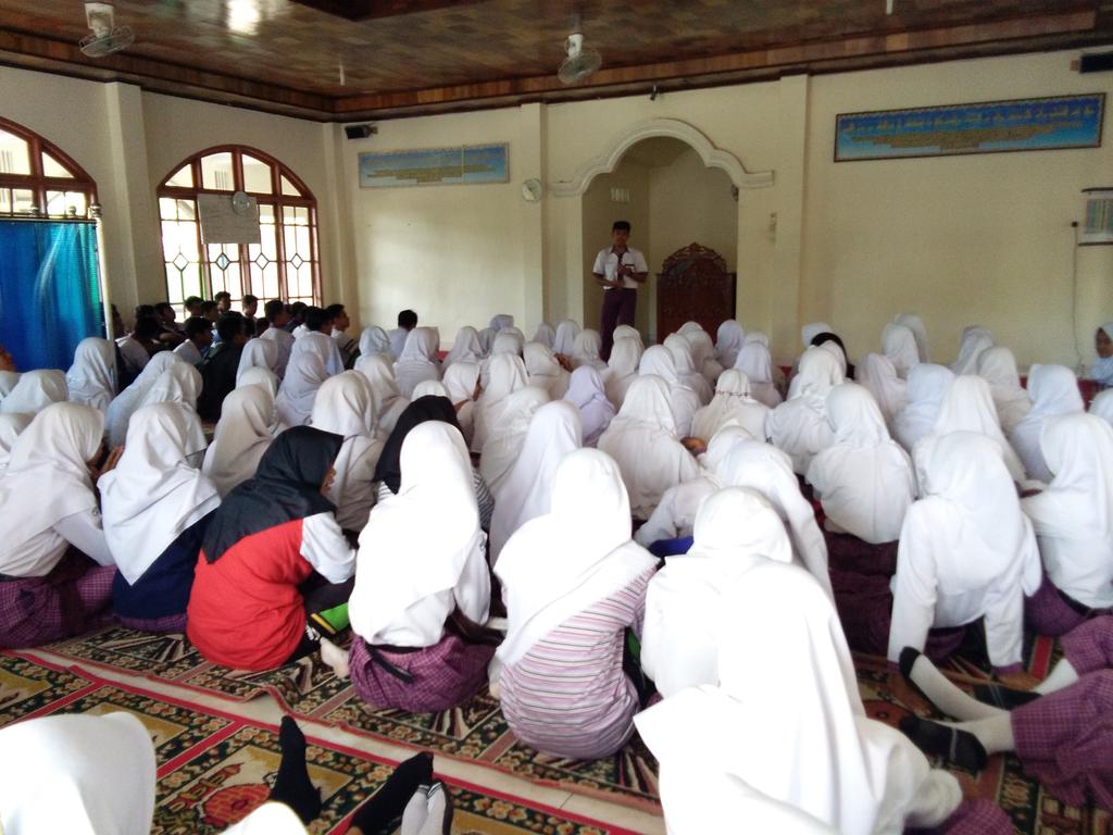 Kakak-kakak kelas XII untuk terakhir kalinya berkumpul sebelum #UNBK2017 😇😇