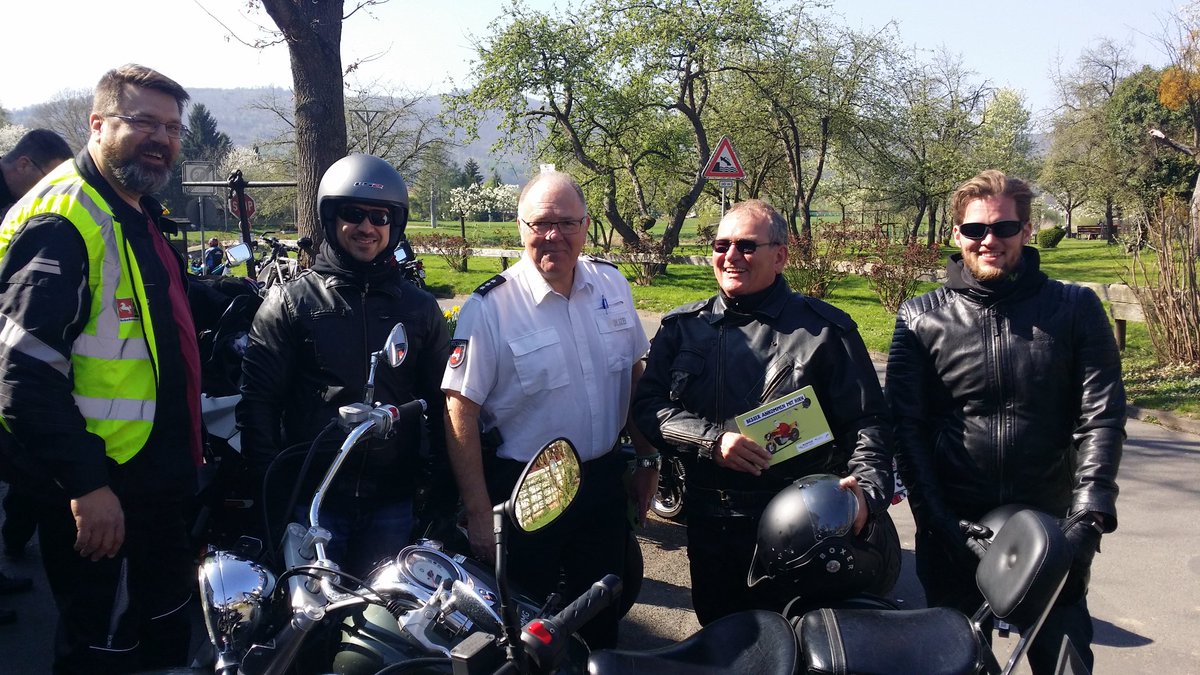Polizei_GOE's tweet photo. Unser Verkehrsicherheitsberater PHK Jörg Arnecke im Gespräch mit Bikern #Polizei #Göttingen heute in #Hemeln an der Fähre https://t.co/JZVBYiAZQz