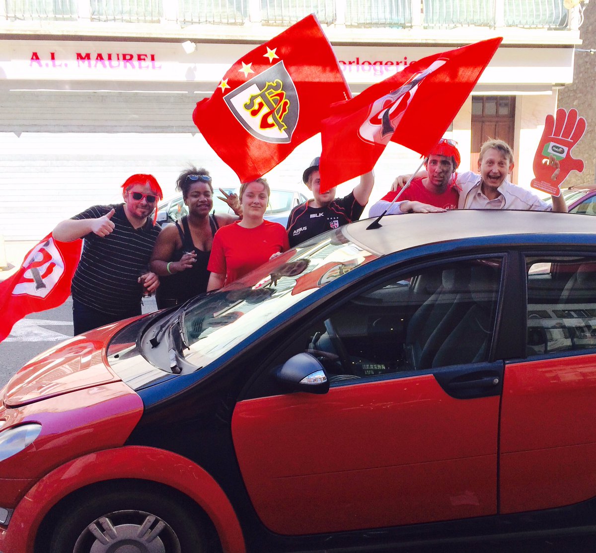 On est pas encore dans le bus Mais c'est pas grave on va charger ma voiture du stade toulousain !!!!