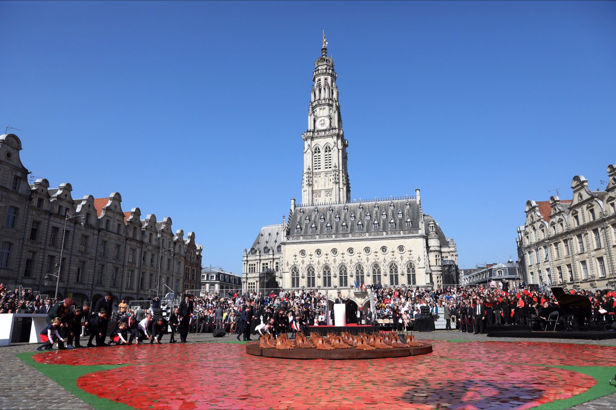 JustinTrudeau's tweet photo. En mémoire des courageux soldats de la Première Guerre mondiale, nous avons laissé des messages de gratitude à la Place des Héros, à Arras. https://t.co/Q84bsf46IY