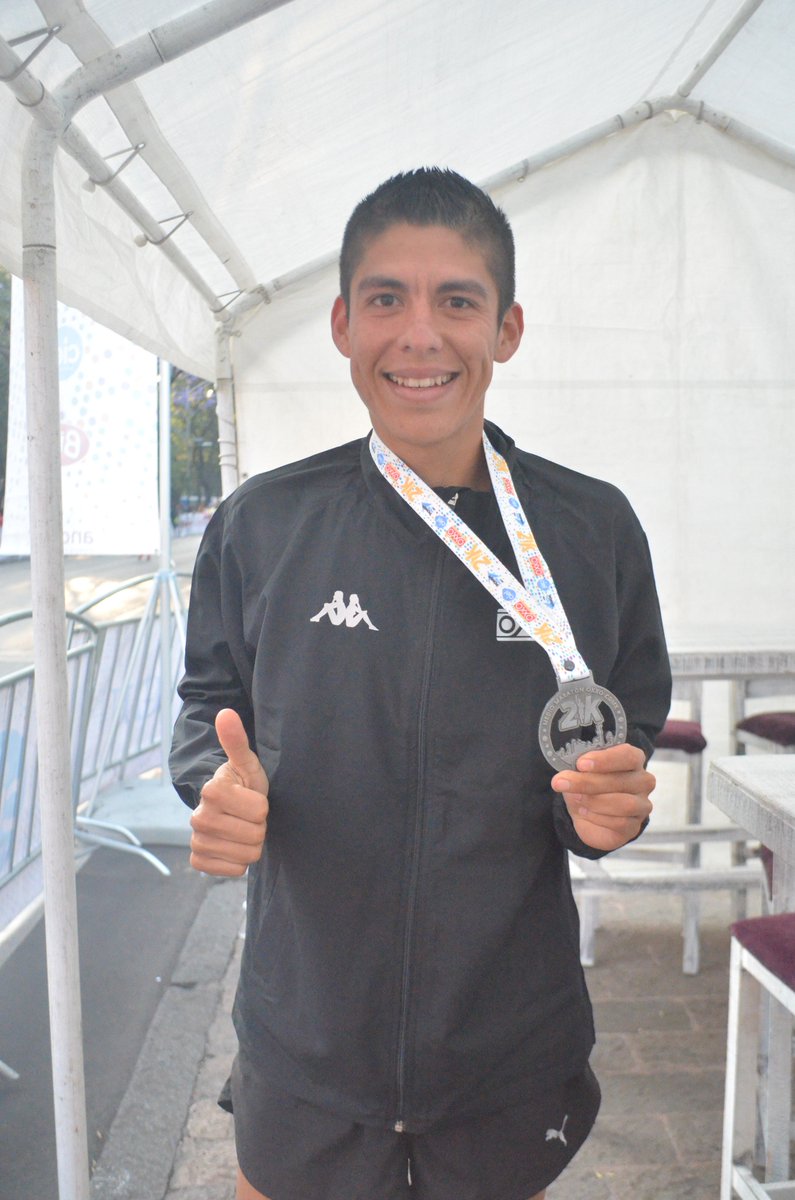 40ChallengeLAT's tweet photo. #21KOXXOCDMX Nuestro ganador de #21K #SabiLuna nos presume el rompevientos que tendrán los primeros mil corredores de está categoría. https://t.co/LM67H6izFv