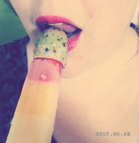 Spatzendame's tweet photo. "Ich esse ein Eis" vs. "Ich esse ein Eis und will neue Follower." https://t.co/il9H1IQhmU