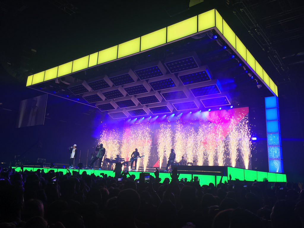 MManiou's tweet photo. Wk part 1 #brunomars 💙💚🎉😍 https://t.co/dn36VZm9WR