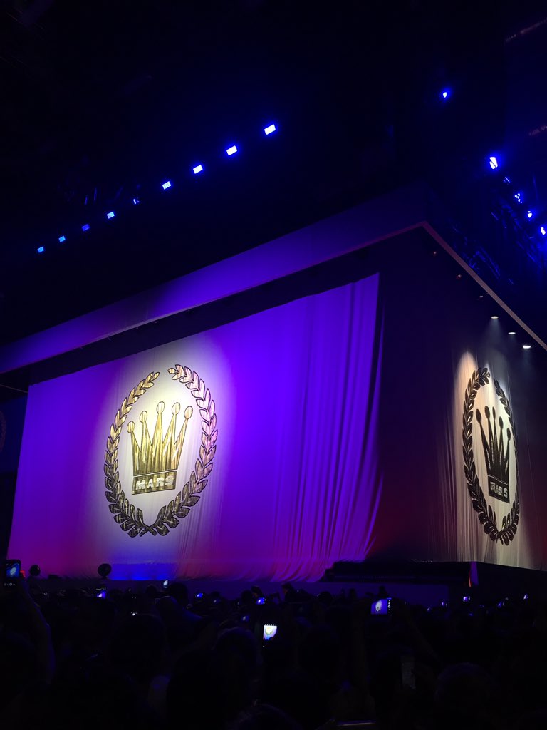 MManiou's tweet photo. Wk part 1 #brunomars 💙💚🎉😍 https://t.co/dn36VZm9WR