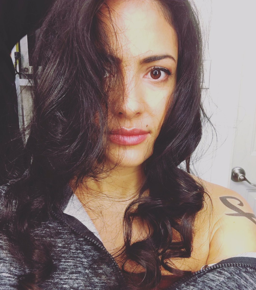 NicolaNCD's tweet image. Happy Sunday! @ShadowhuntersTV #Shadowhunters #shadowhuntersseason2 #maryse #lightwoods #lightwoodfamily #nicolacorreiadamude