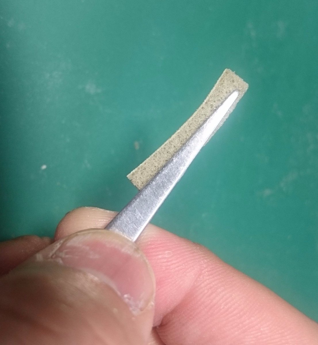 ひまさん 百均で売ってるハンダ用ピンセット マジおすすめ 主にスポンジペーパーを挟んで作業してます 逆はさみのピンセットなので力を込め続けずに作業できるので疲れません 浅く掴んだり深く掴んだりでパーツへのアタリを調整できますよ W 本気
