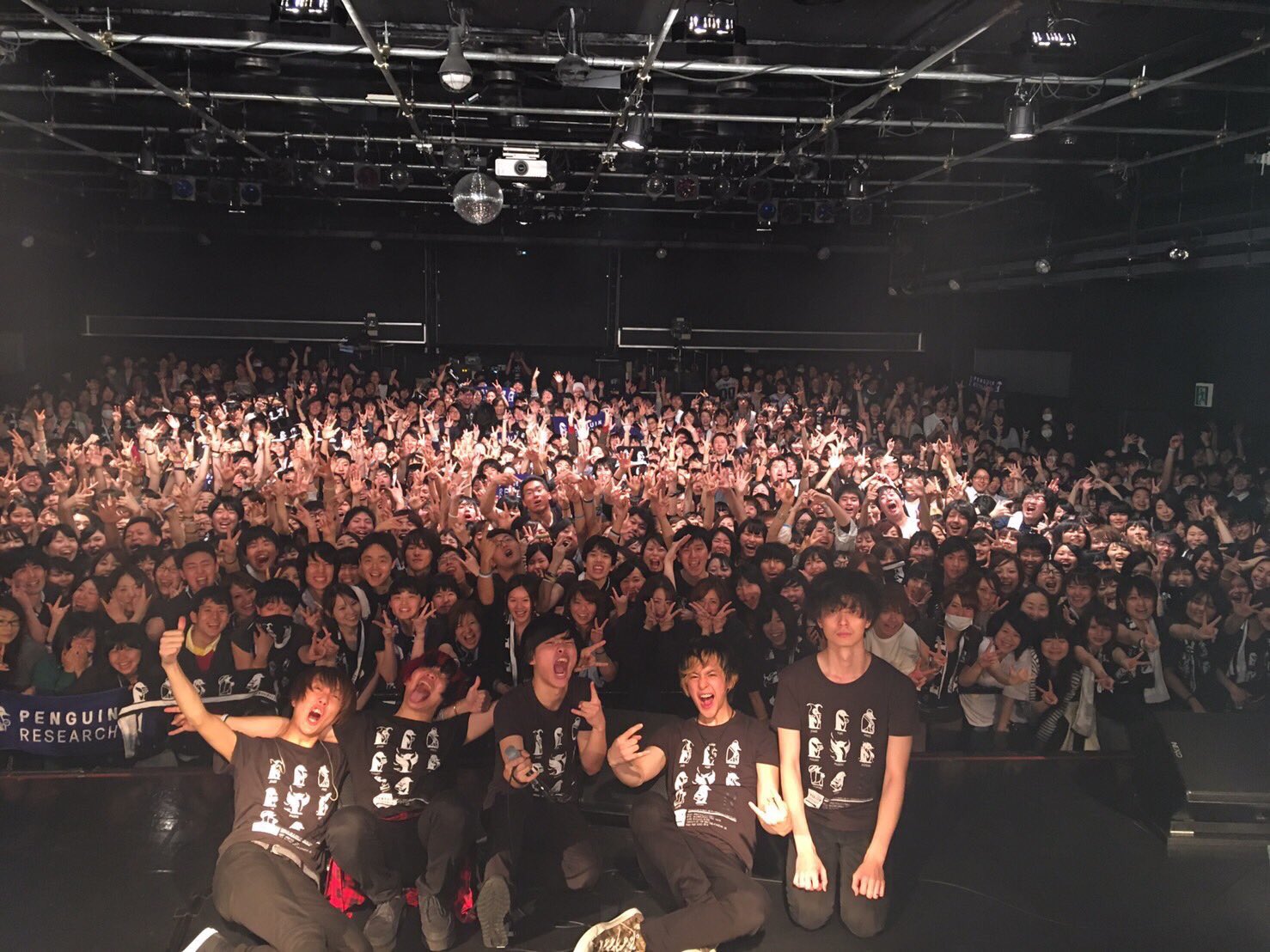渡部勇介 Penguin Researchさんのライブに行ってきました ライブは最後まで楽しく観れましたが 途中からモッシュが始まり何人かの女の子達がダメージを食らっていてバンドは良いのにお客さんが残念に思ってしまいました 満員