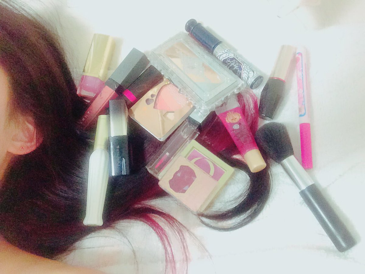 はるいろの おんなのこ を辞めてしまいたくなる時がある 生理痛が酷い時 寝坊した時 友達同士が喧嘩してる時 どうしていいか わからない どうしようもない恋をした時 写真 写真好きな人と繋がりたい ファインダー越しの私の世界 女の子 コスメ