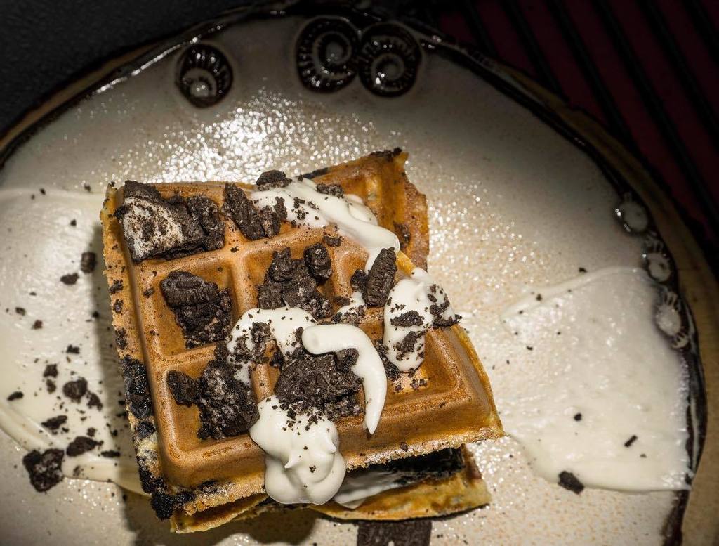 LuluintheGrove's tweet photo. Oreos for breakfast 🥛
#oreowaffle https://t.co/puyoZ5mdb4 https://t.co/NKwuMRx403