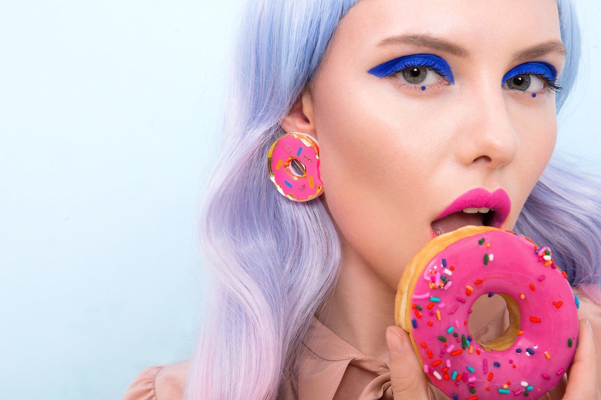 PlastikMagazine's tweet photo. Wigs, Visors and 🔪🍟 accessories now available on https://t.co/zRUEkkeYKM https://t.co/E2wlRTc0HJ