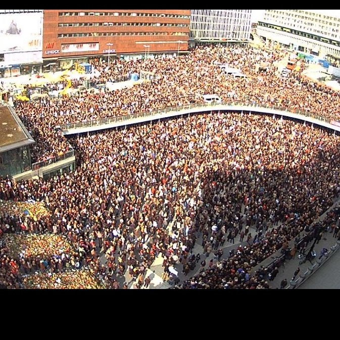 Jonas_Gardell's tweet photo. Stockholm svarar på våldet med beslutsamhet, värdighet och kärlek. #kärleksmanifestationen https://t.co/Jt6U2vDPXC