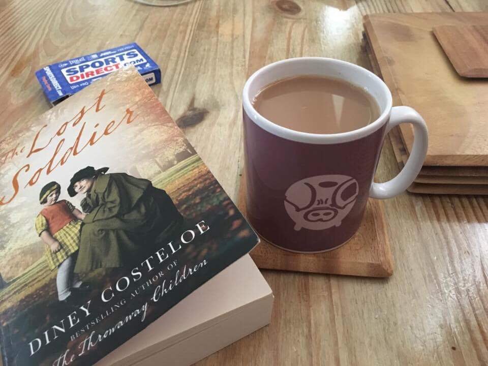 PigMugTour's tweet photo. Quick tea break #PigMugTour #oldspotpigs #orchardpig #teapigs #ciderpig #farming #countryfile https://t.co/pQAGpGIZcw