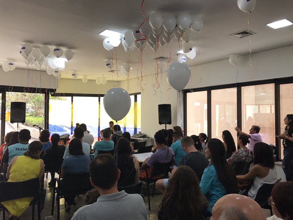 ConsuladoColSp's tweet photo. En estos momentos conmemoramos el día de la memoria y solidaridad con las victimas del conflicto armado en Colombia #UnidosPorLasVictimas https://t.co/vIm4u57khH
