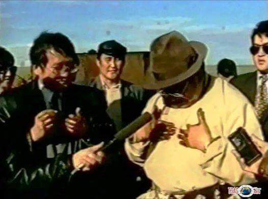 Хүүхэд байхдаа ингээд л амьдрал сайхан болж Дубай шиг болох нь гэж бодож билээ...
Өдөрт 50 тонн түүхий нефт гардаг гэж доторх хүн нь хэлэнлэ