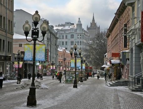 красивые магазины с улицы. осень в городе. нью йорк улица вдаль. красивые улочки. уличное кафе.