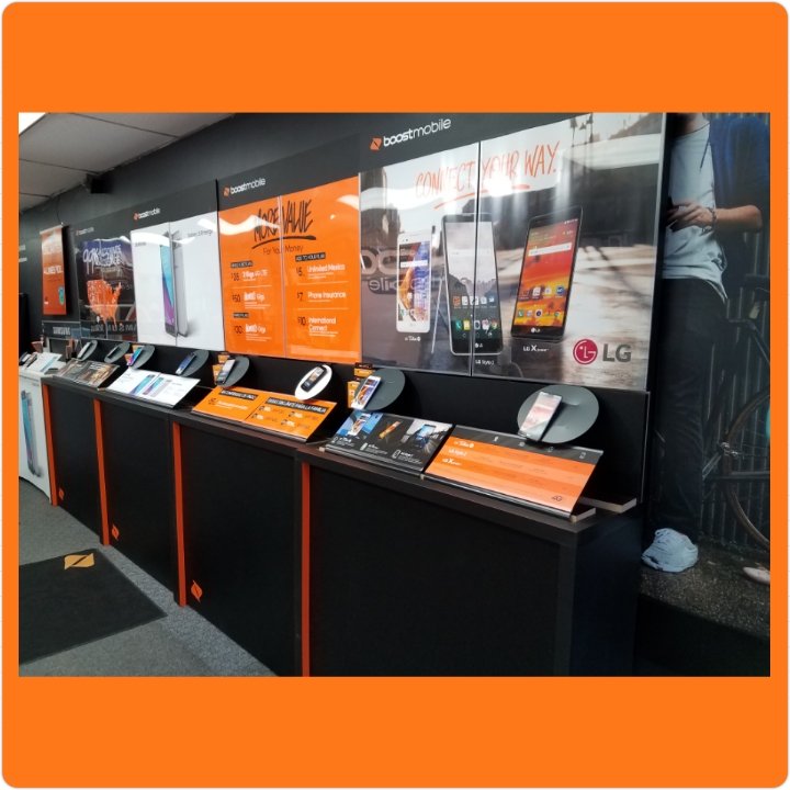 Boost_Diego's tweet photo. #JunctionWireless setting up new fixtures and ready to start off the month 💪#Switchtoboost #unlimitedgigs #TeamCernadasNYC @JonHorovitz1 https://t.co/3QbKK4lo5X