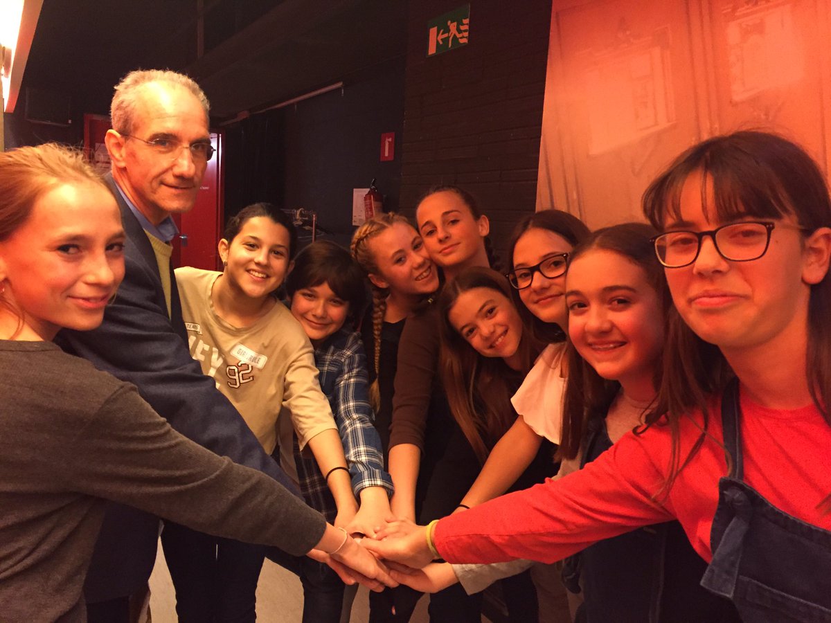 Kursaalmanresa's tweet photo. L'autor de 'L'Oquestra dels Animals' #AndreaBasevi ha vingut a donar sort als artistes q avui faran l'última funció dl #FemOpera Benvingut! https://t.co/5Br5ufWj4j