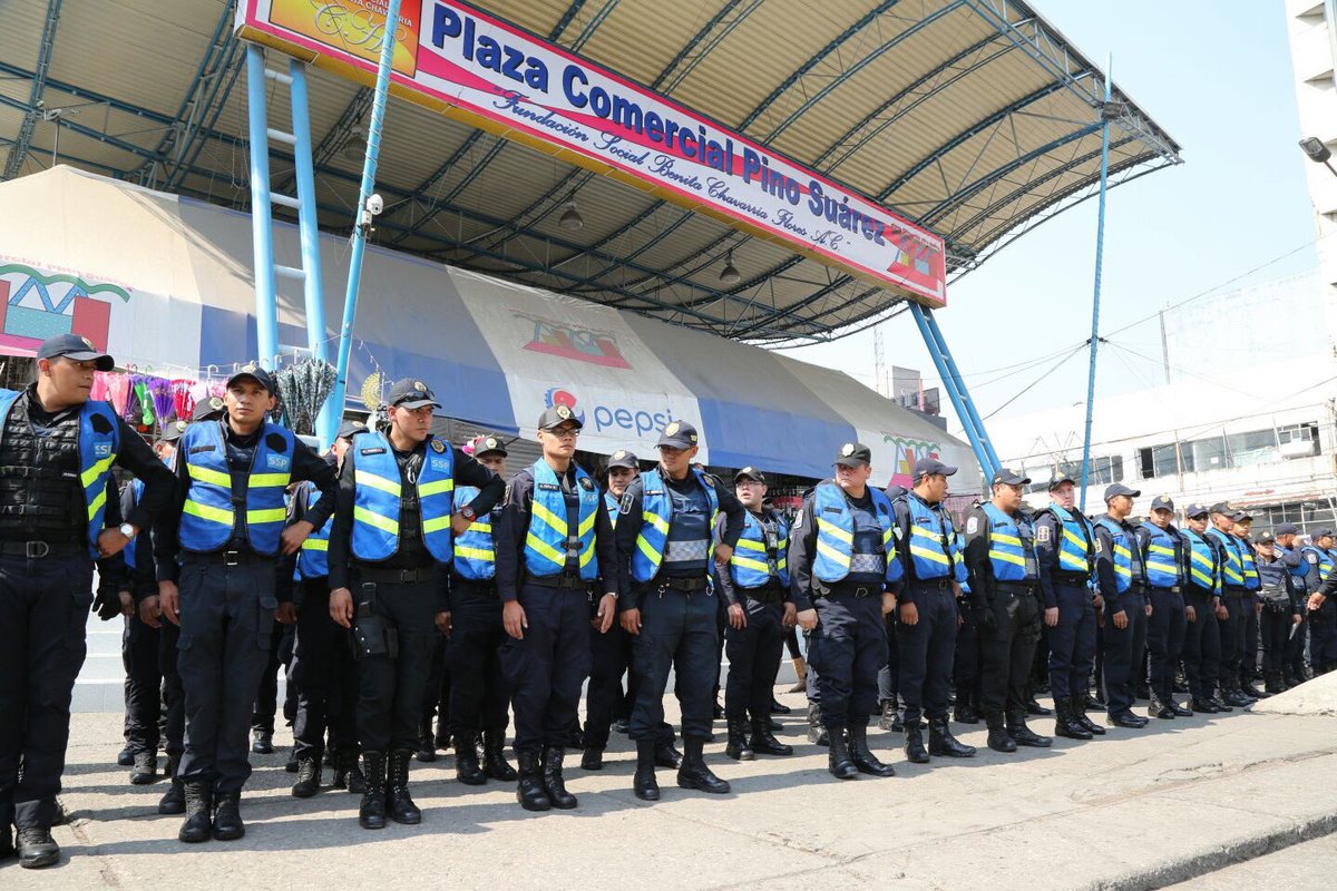 Policías capitalinos realizan operativo para inhibir el ambulantaje en el <a href="/MetroCDMX/">MetroCDMX</a> y garantizar la seguridad de los usuarios.