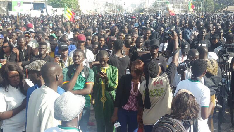 Sir_Fall's tweet photo. En direct de la place de l'obélisque :
Je reçois les news de la marche #LouEupTourou organisée par @YENAMARRE_SN avec #MediaScoop
#Kebetu https://t.co/URRID8gcfC