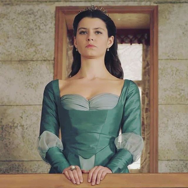 GamzelikKrdnz's tweet photo. #BerenSaat diziye kattığı ışıltısını ayrı..oyunculuğunu ayrı..güzelliğini ayrı özledim..Kösem IlkSezonuOzledik https://t.co/VyVPzDrfdU