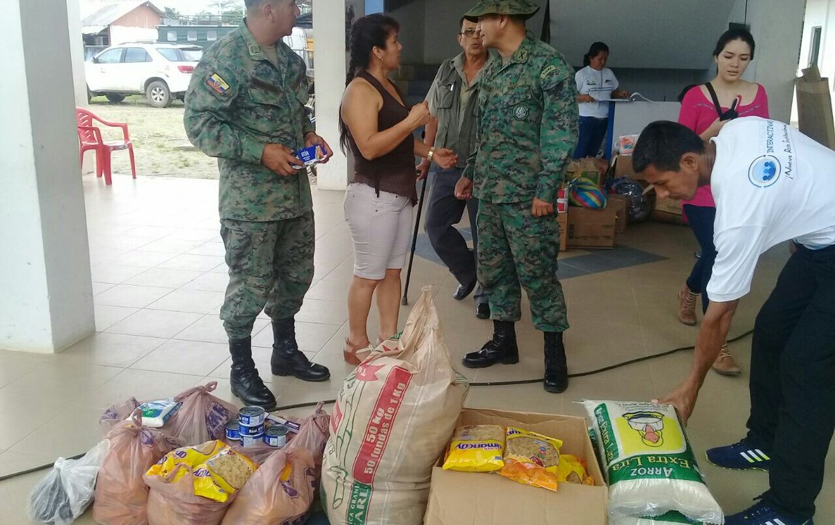 EjercitoECU's tweet photo. B.S 55 "Putumayo" colabora con entrega de víveres y vituallas para damnificados de avalancha en Mocoa-Colombia en coordinación @GadPutumayo https://t.co/PhF1dpwQtd