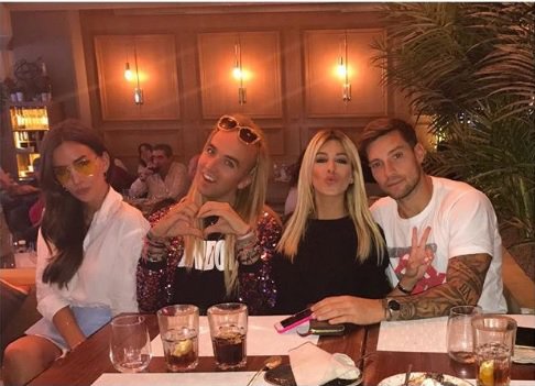 votando_tv's tweet photo. ¿Qué prefieres?
 #dobletentación #vipdirecto
🔁La vida real de Oriana
♥️La colgada reality de Lisandra https://t.co/khqceSnpaz