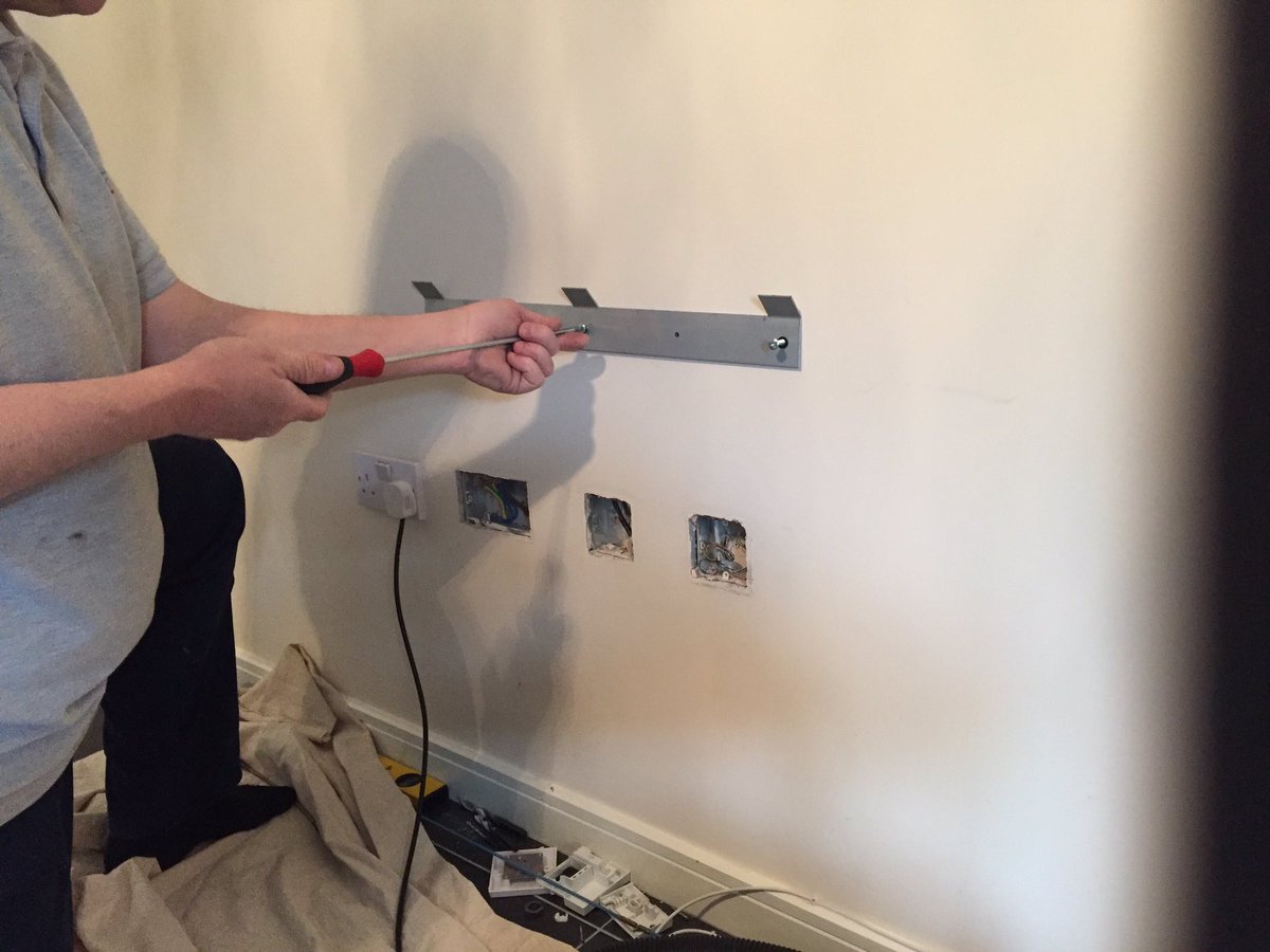 av4all's tweet photo. Staircase wall meant Sky box had to go behind TV @DLineCableCover came to the rescue above the Skirt magnet finds the stud #LiveInstall https://t.co/2WfhOtfAka