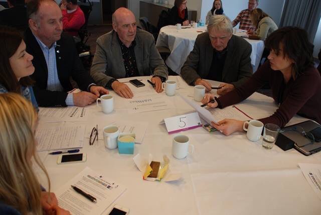 Ca 70 er på dialogmøte om utviklingsplan.  Kommuner, brukarar og helseføretak diskutere utvikling av helsetenestene.