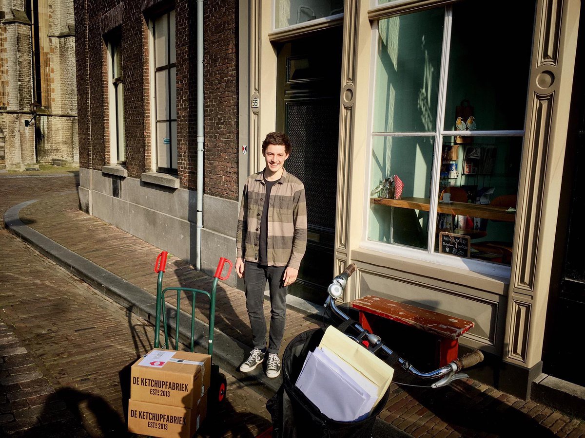 keizerenco's tweet photo. Onderweg naar huis heeft stagiair @rubenketchup vandaag geleverd aan de leukste broodwinkel van Dordrecht: @Nobelsbrood. https://t.co/ZOuBrZvUMC