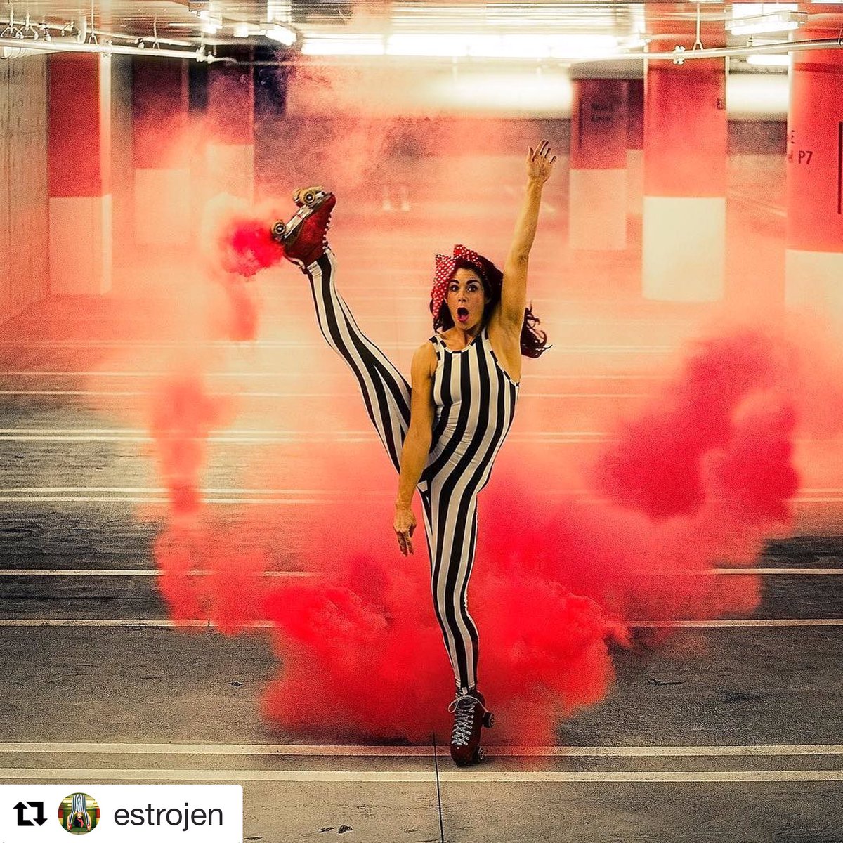 RGHotesses's tweet image. Too much colors in #rollerskates 🎨 
Have a nice WEEK END ! #estrojen #moxirollerskates #rollerblades #fun #fumigènes #colors #red