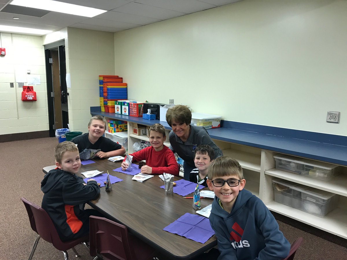 GCReads2Succeed's tweet photo. 2nd graders enjoying their cast party after some fantastic Reader's Theater plays! @jkehrt @HollarsHarris2 @jlthompson26 @MrsEmmerling1 https://t.co/l4dX3LiYIZ