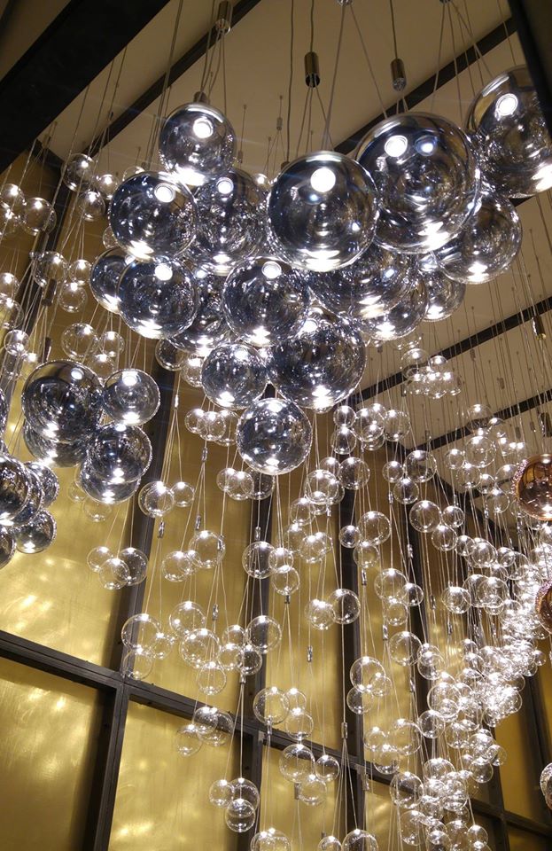 ProgettiinLUCE's tweet photo. Ancora foto da #euroluce2017 Tra #angioletti e #diavoletti...#sfere, #anelli, trasparenze ed effetti specchio :) #progettiinluce #milano https://t.co/Vbv6bcmY8s