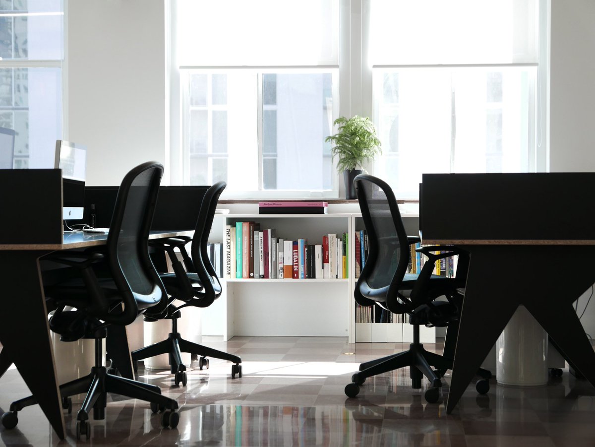 LYstudio's tweet photo. Beautiful light + beautiful desks #lemonyellowstudio #design #brandingstudio #graphicdesignstudio #minimalinteriors #miami #designmiami https://t.co/yhpjnSZKdl
