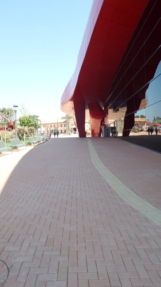 WEBINDEPBCN's tweet photo. #FerrariLandGO le premier jour d'ouverture au public n'a visiblement pas attiré la foule espérée si on en croit la vue des allées à 15h. https://t.co/JqDWfmG2of