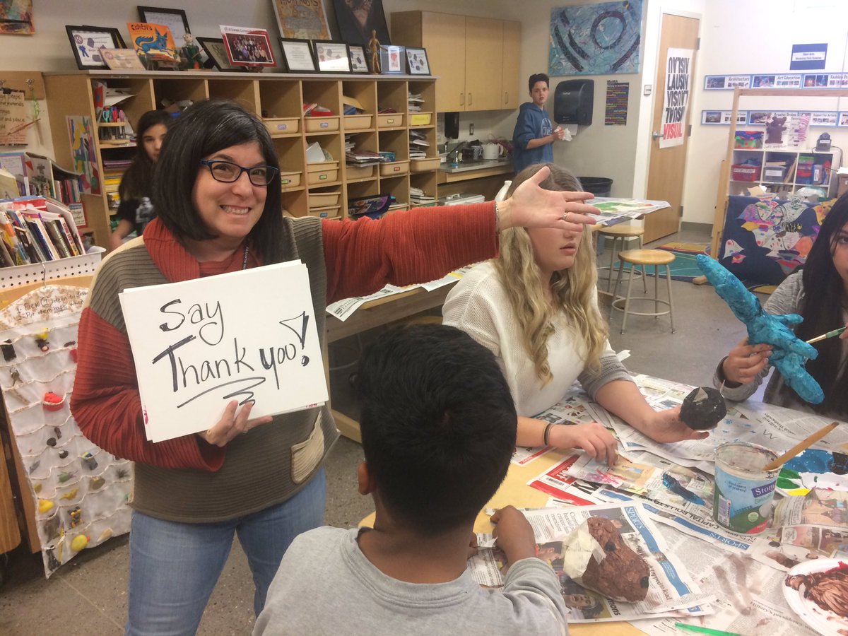 RoniRohr's tweet photo. Teaching with cue cards, 2nd day without a voice: https://t.co/WRZx72IrPr