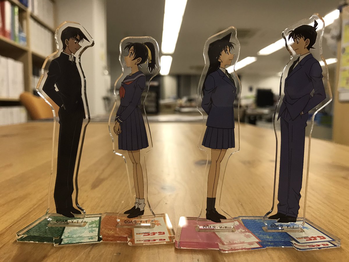 15日に発売する、新一と蘭、平次と和葉の制服バージョンのアクリル