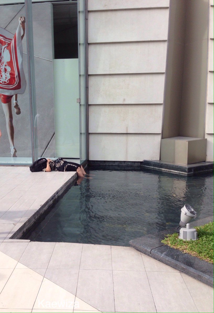 lookllkaew's tweet photo. ถ้าเธอทุกข์ใจ ให้ลองเอาเท้าจุ่มน้ํา ... https://t.co/bUl2ydMeOE