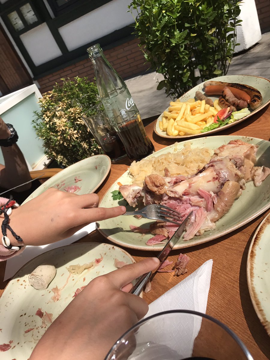 En la terraza de @fassgrill , comida alemana al solecito de Madrid 😋 🇩🇪🇪🇸