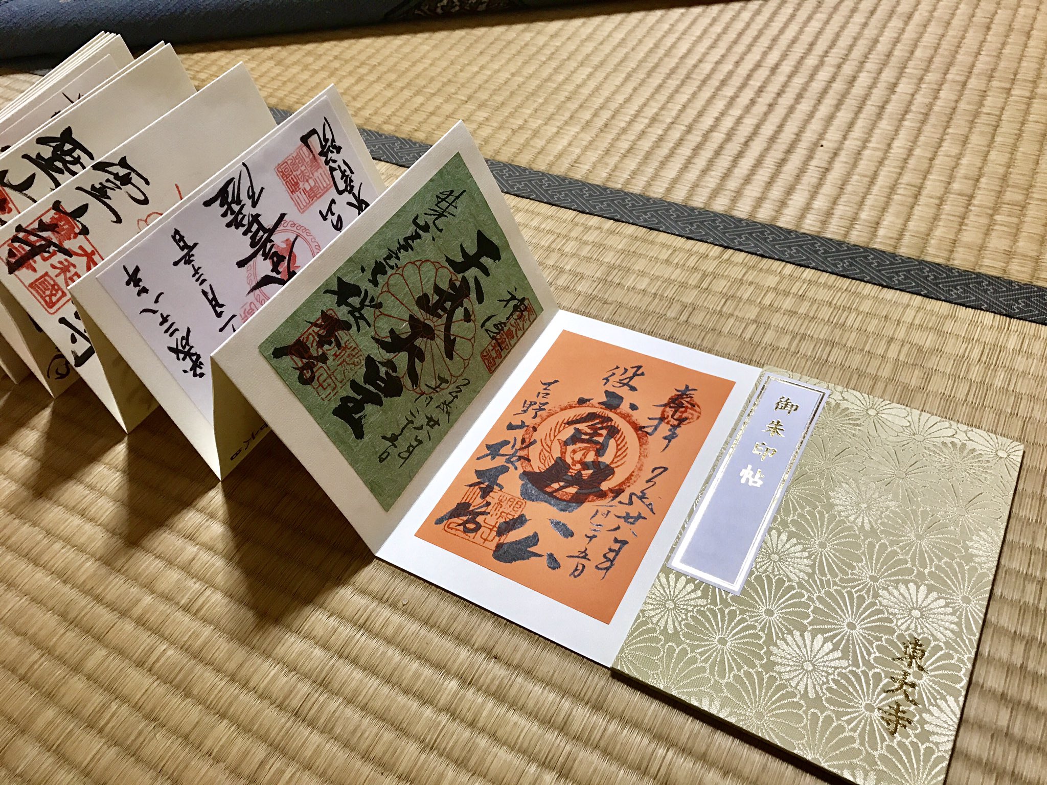 御朱印紹介所 東大寺の朱印帳が今日で満願しました 昨年11月から約半年での満願になります このtwitterでもこの中に書かれている沢山の御朱印を紹介してきました 個人的にこの朱印帳 は紙質が本当に良くて流石 御朱印紹介所 東大寺の朱印帳が今日で満願しました 昨年11月から約半年での満願になります このtwitterでもこの中に書かれている沢山の御朱印を紹介してきました 個人的にこの朱印帳 は紙質が本当に良くて流石