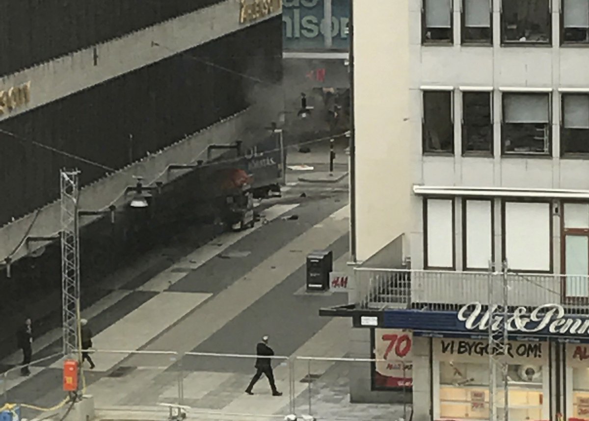 Truck rijdt in op mensen Stockholm, Zweedse media melden doden
parool.nl/buitenland/tru…