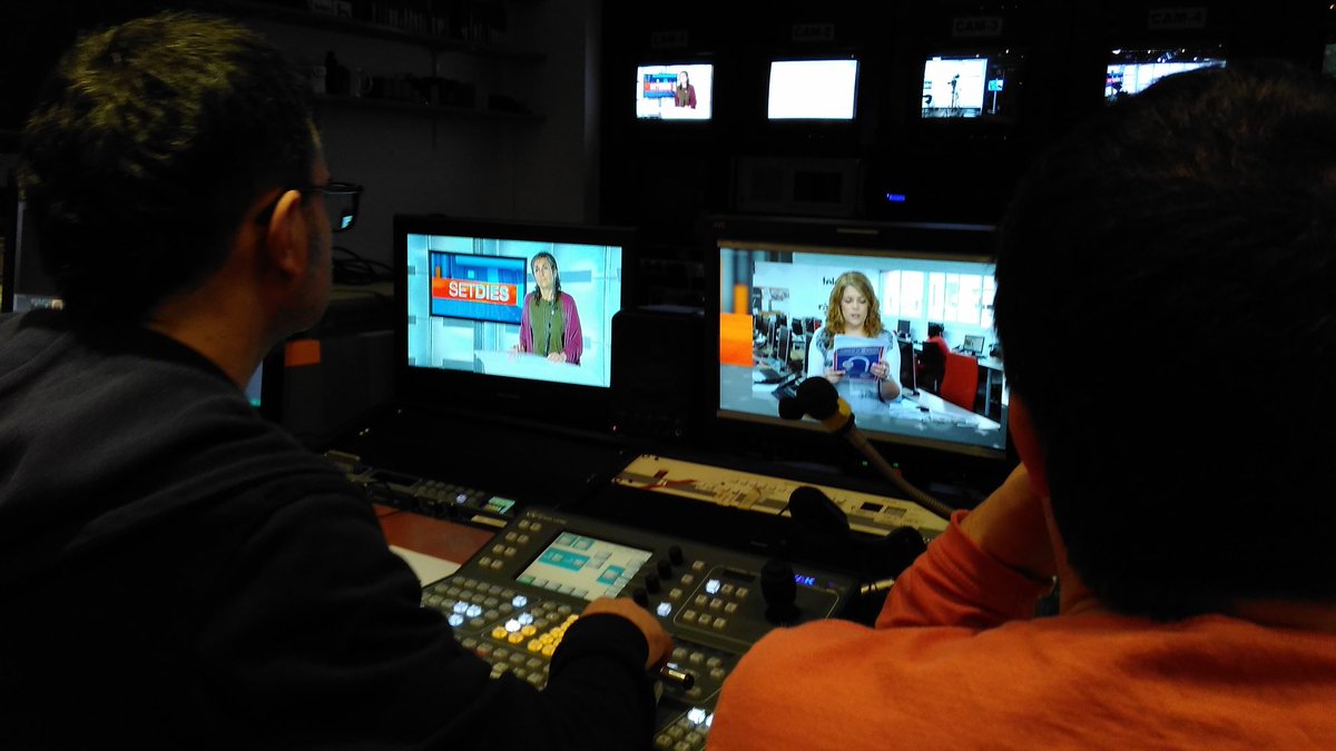 bdncom's tweet photo. Fent les primeres proves de plató del nou @SetDies. Estrena el proper 21 d'abril a Televisió de #Badalona 💪 https://t.co/1rVPM0W6W0
