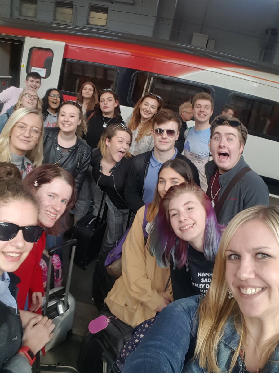 bethyboo_977's tweet photo. London 2k17 with these beauty's 😍 Fabulous time and amazing company! @CalderdaleCol @AndyQ27 #London #performingarts #collegetrip2K17 https://t.co/D2Tndrmior
