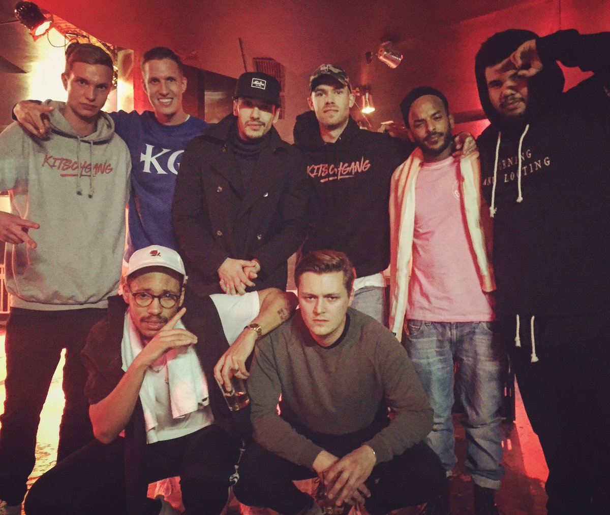 felixkrull1731's tweet photo. Schรถn, dass es schรถne Menschen gibt... @Ahzumjot @chima_ede @SimmiDimmi @levmusikk @GulianoParker @RealNickyNice @OFFICIALNURO #lowkeytour https://t.co/nJhYddw0Sb